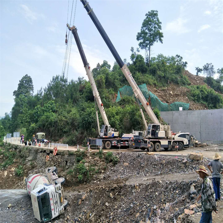 福州长乐汽车掉沟里叫吊车救援要多少钱